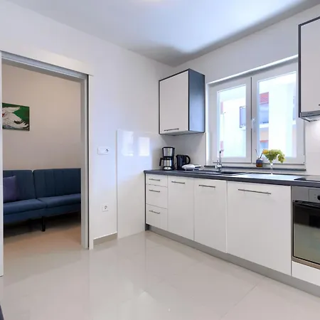 Amra 5 By Interhome * Πόρετς