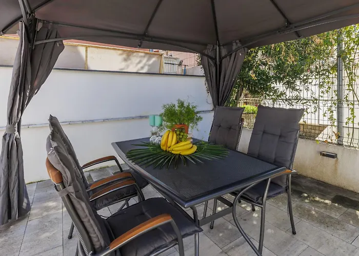 Amra 5 By Interhome 포레치